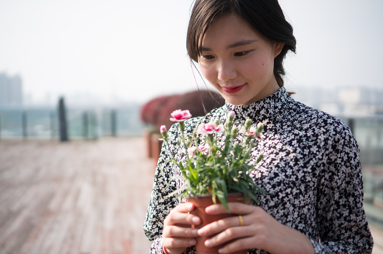 碎花裙女生拼尽全力敲打行凶者