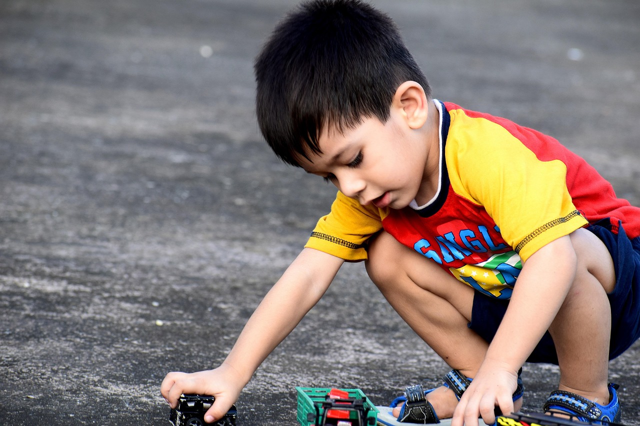 媒体聚焦，小学老师带儿子闯教室打学生的事件分析与反思